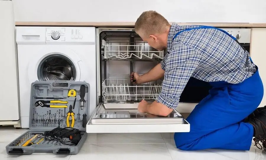 Gümüşova Warmhaus servisi teknisyen ekibi beyaz eşya tamiri yaparken